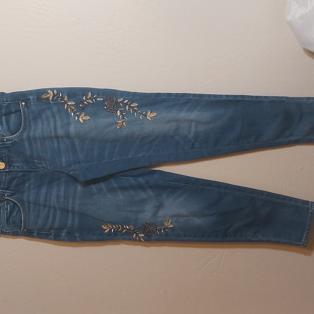 Black Market WhiteHpouse jeans. Size 2. Pre-owned great condition.